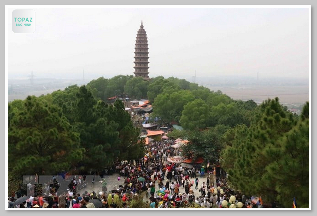 Hình ảnh Chùa Phật Tích đông kín du khách đến tham quan vào dịp lễ hội 