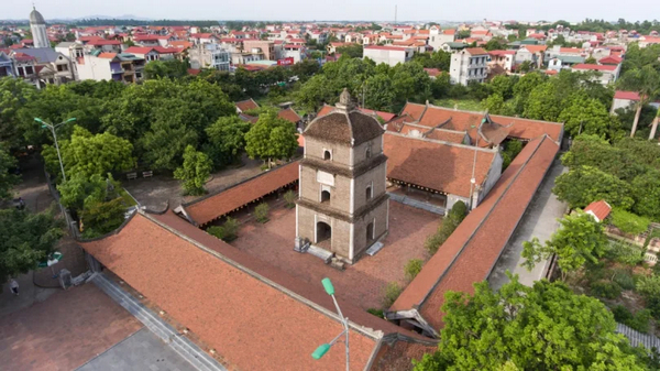 Xung quanh khu vực cầu Hồ là nhiều địa điểm du lịch nổi tiếng và lâu đời 