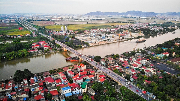 Xung quanh khu vực cầu Nghư Nguyệt là những địa điểm ăn uống và du lịch nổi tiếng 