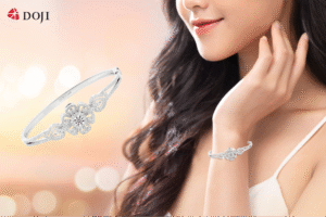 Mẫu trang sức bạc trắng sáng, ít gây kích ứng khi tiếp xúc với mồ hôi, rất phù hợp cho mùa hè. 